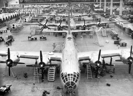 Línea de montaje de las Superfortalezas en la planta de Wichita (Kansas), una de las que Boeing destinó a la construcción del B-29. Imágenes como ésta razonan quienes tenían que vencer en la Segunda Guerra Mundial. (Fuente: planesofthepast.com)