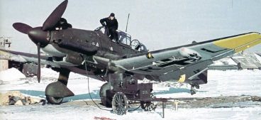 Un Ju 87D-8 es revisado en el Frente del Este. Esta versión de asalto carecía de frenos de picado y llevaba apagallamas en los escapes para operar de noche. Obsérvense las sirenas eólicas en las patas de aterrizaje. De las versiones D surgirá la versión cazacarros (fuente: kevsaviationpics.blogspot.com.e)