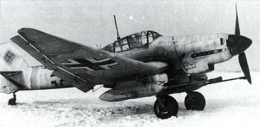 Un Ju 87G-1, desprovisto de carenados aerodinámicos y con camuflaje invernal en el Frente del Este