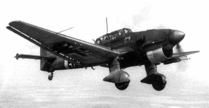 Un Ju-87B en vuelo, en los trágicos meses de la Blitzkrieg en los que el Stuka realizó un letal trabajo en conjunción con los panzer alemanes, aún a pesar de empezar a convertirse en un avión obsoleto (fuente: asisbiz.com)