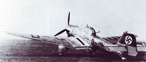 Segundo prototipo del Ju 87, con matrícula civil D-UHUH en Rechlin. Lleva frenos de picado y motor Jumo A de 610 Hp. La cola ya es la convencional y no la bideriva original, aunque será perfeccionada posteriormente (Fuente: asisbiz.com)