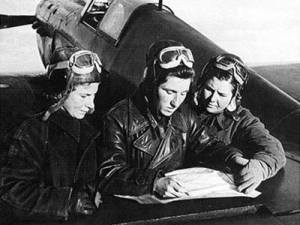 Tres aviadoras consultan la cartografía disponible antes de una misión. Litviak es la primera por la izquierda