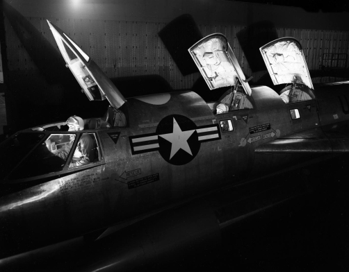 Esta magnífica foto de un B-58A del SAC permite ubicar las ubicaciones de los cockpits en tándem de los tres tripulantes (piloto, copiloto y operador de radar), sin comunicación física entre sí (fuente: jetpilotoverseas.wordpress.com)