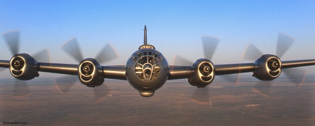 Vista frontal en vuelo de un B-29 superviviente.  Su inconfundible perfil y su aerodinámica línea convierten a este avión en una hermosísima máquina (fuente: Bill Crump)