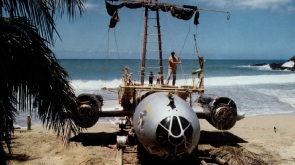 Los restos del B-29 modificados como improvisada almadía y rebautizados como "El arca de Noé"
