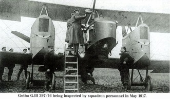 Un Gotha G.III en tierra es revisado antes de iniciar un raid en 1917