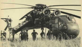 Un Sikorsky CH-54 Tarhe en Vietnam. Era capaz de levantar sin ningún problema hasta 9 toneladas de carga suspendida