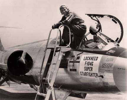 Jackie Cochran posa junto a su Lockheed TF-104G Starfighter (matrícula N104L ). A los mandos de este veloz y afilado interceptor, alcanzó los 2.095 km/h en 1964 (fuente: DPE)