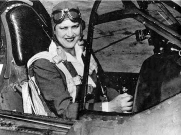 Jacqueline Cochran a los mandos de un Curtiss P-40 Warhawk, en los tiempos de servicio en el WASP
