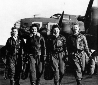 Aviadoras del WASP tras una misión de transporte con un Boeing B-17 Flying Fortress (fuente: aviationartstore.com)